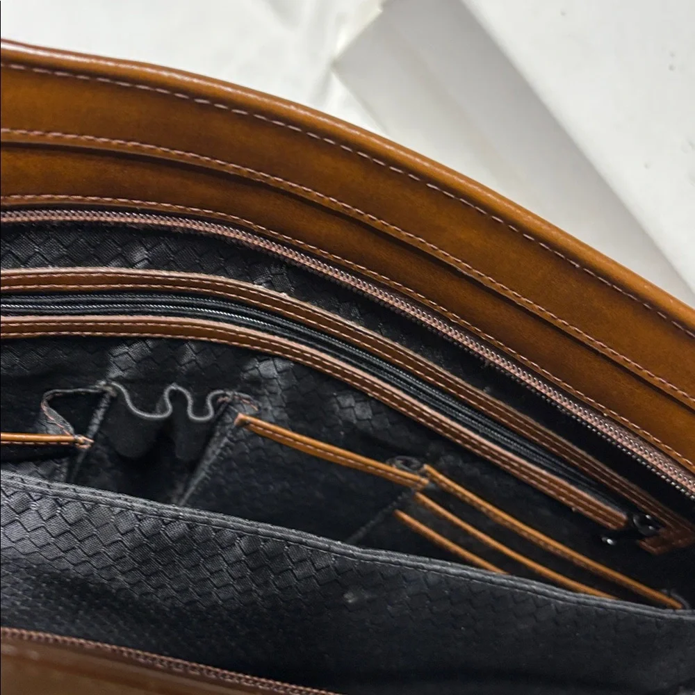 Franklin Covey leather bag with multiple compartments and padding. NWOT